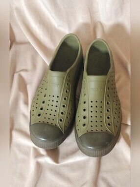 NATIVE Shoes Jefferson Slip-On Sneakers Olive Green. Women's Size 9/Men's Size 7